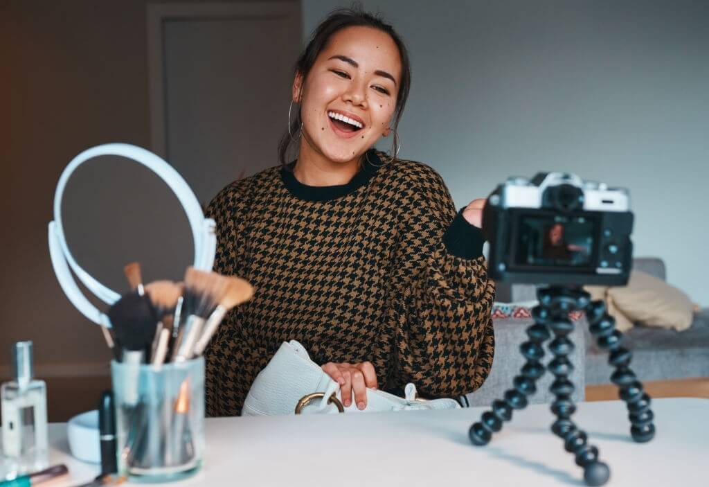 Girl recording a tutorial with a professional camera